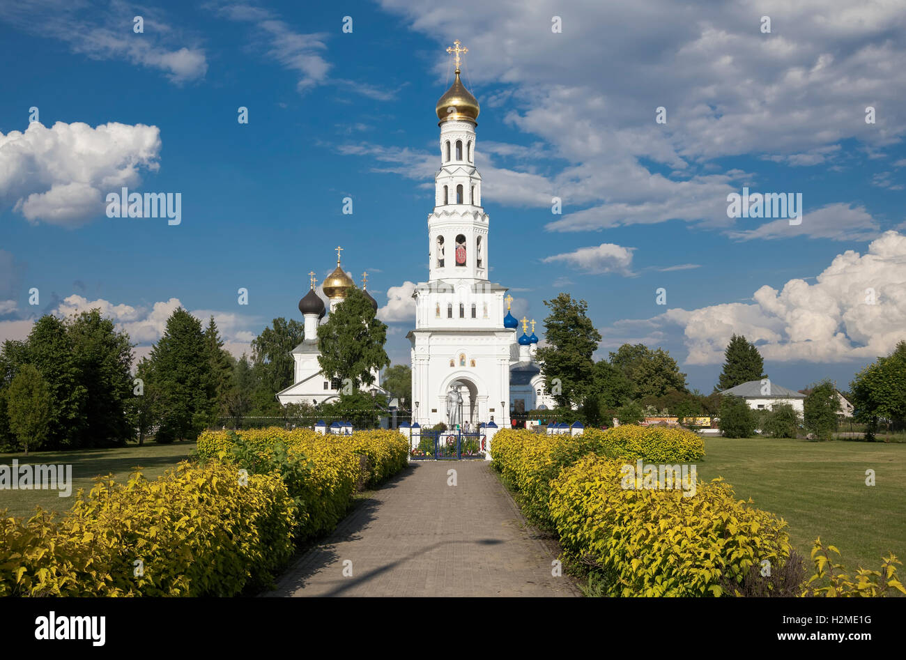 Tempel-Komplex in der Ortschaft Zavidovo Tver region Stockfoto