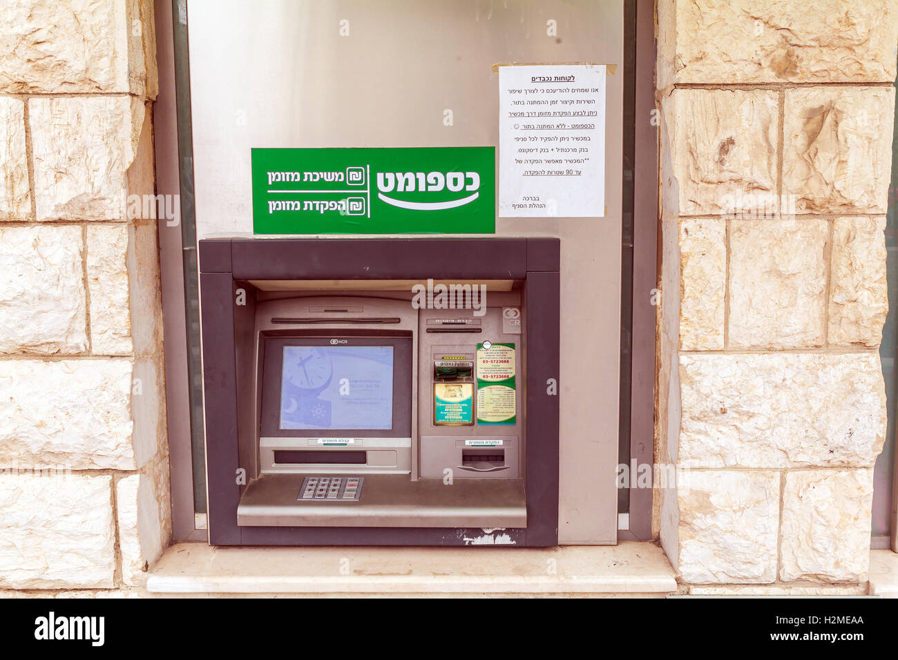 JERUSALEM, ISRAEL - 19. Februar 2013: Eine typische ATM auf einer Stadtstraße Stockfoto