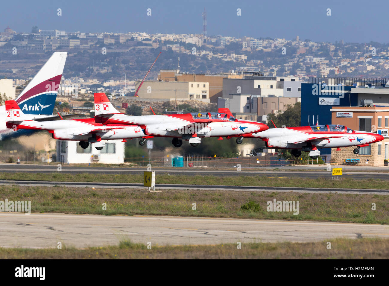 Polnische Luftwaffe PZL-Mielec TS-11 Iskra im Display Team Iskry Abfahrt nach dem Besuch der Malta International Airshow 2016 Stockfoto