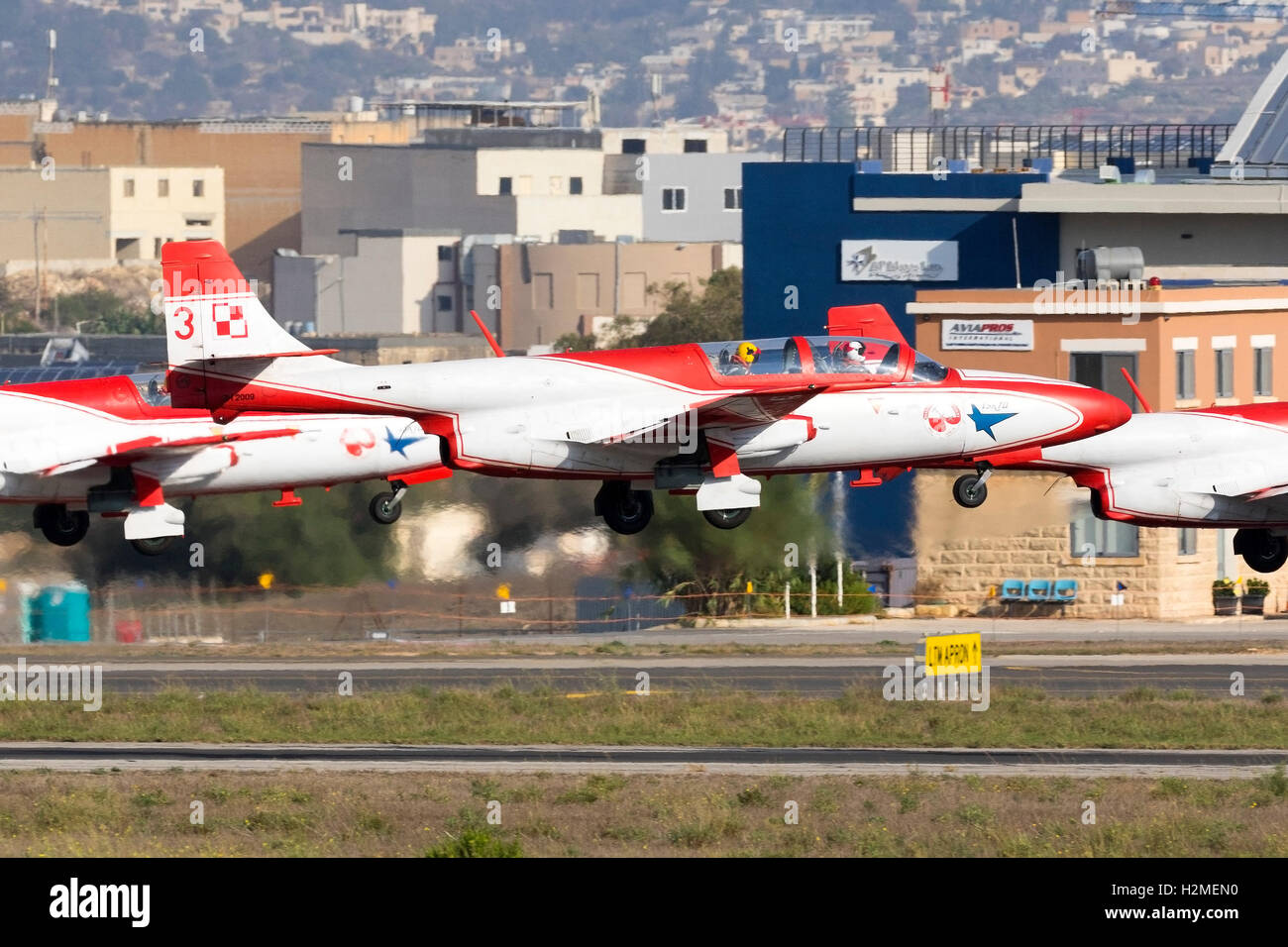 Polnische Luftwaffe PZL-Mielec TS-11 Iskra im Display Team Iskry Abfahrt nach dem Besuch der Malta International Airshow 2016 Stockfoto