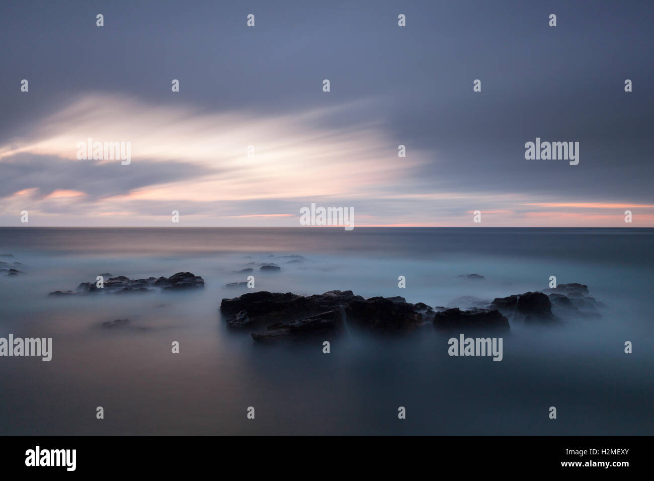 Langzeitbelichtung Foto in fading Light bei Cape Cornwall UK Stockfoto