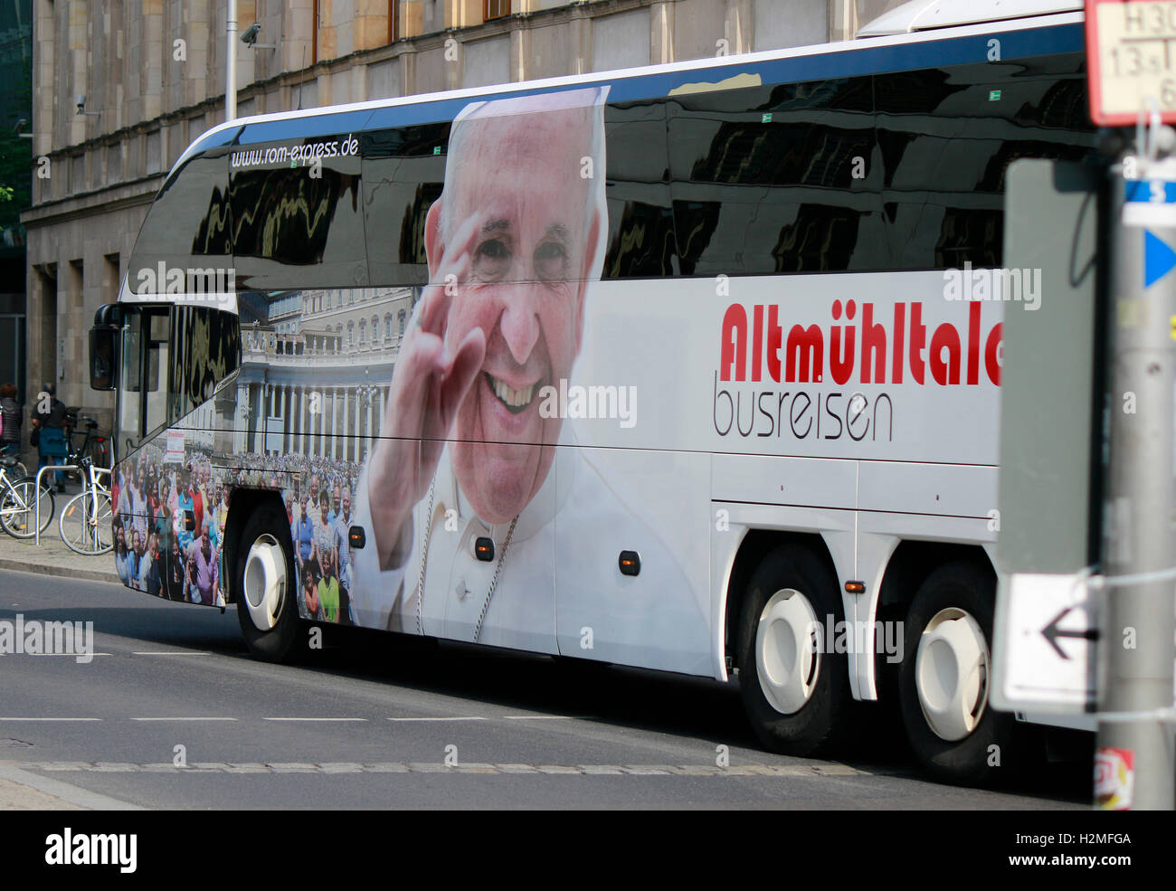 Ein Reisebus Mit Dem Portrait von Papst Franziskus, Berlin. Stockfoto