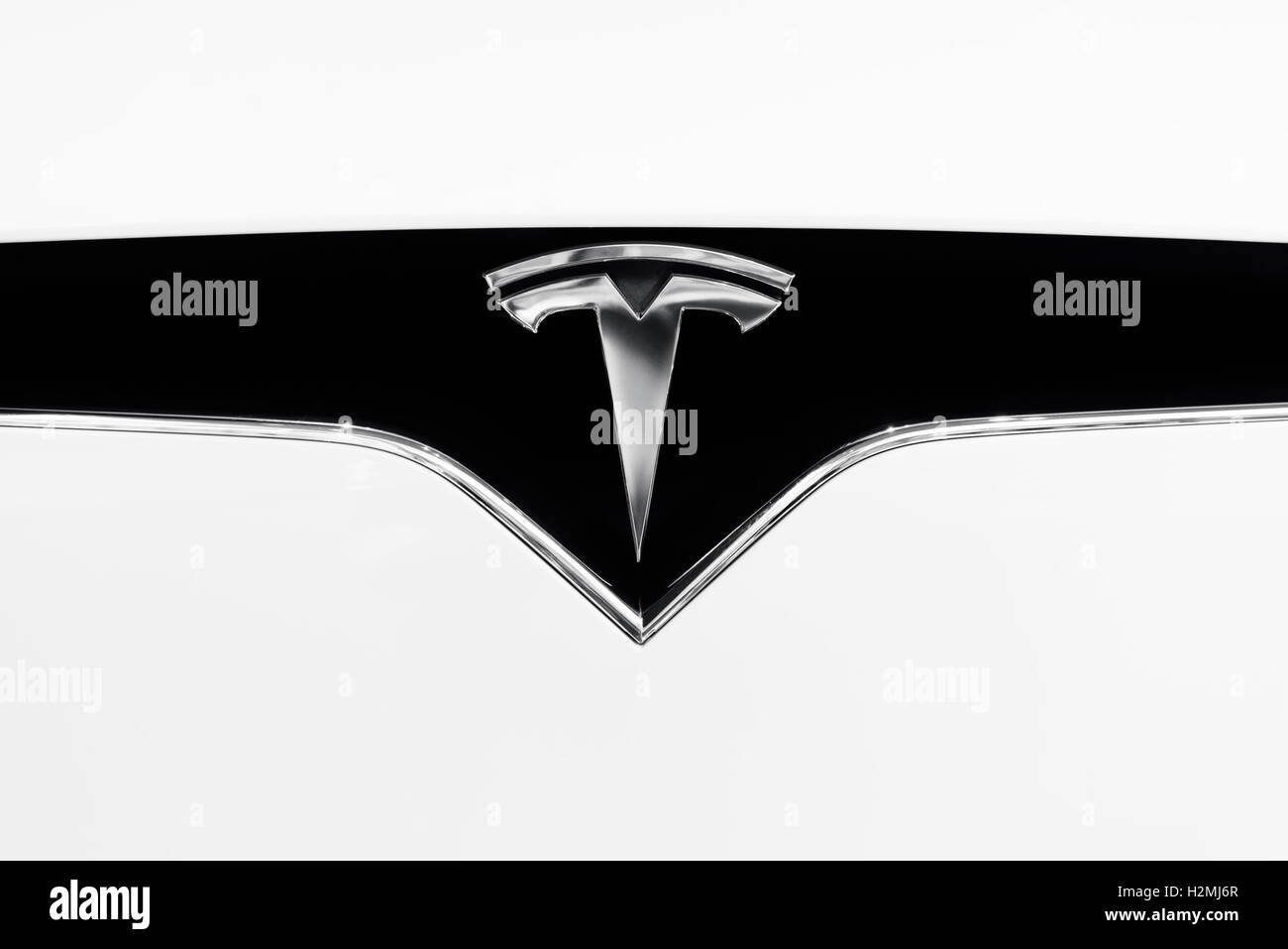 Tesla Motors Elektroauto Emblem auf Motorhaube weiß 2017 Tesla X Logo Marke closeup Stockfoto