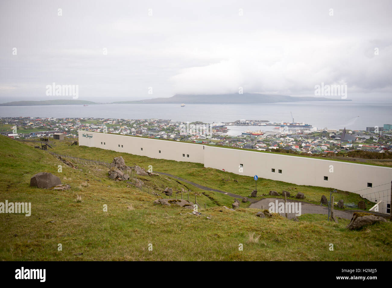 Panorama von Torshavn auf den Färöer Inseln, wie von den umliegenden Bergen Hotel Foroyar gesehen Stockfoto