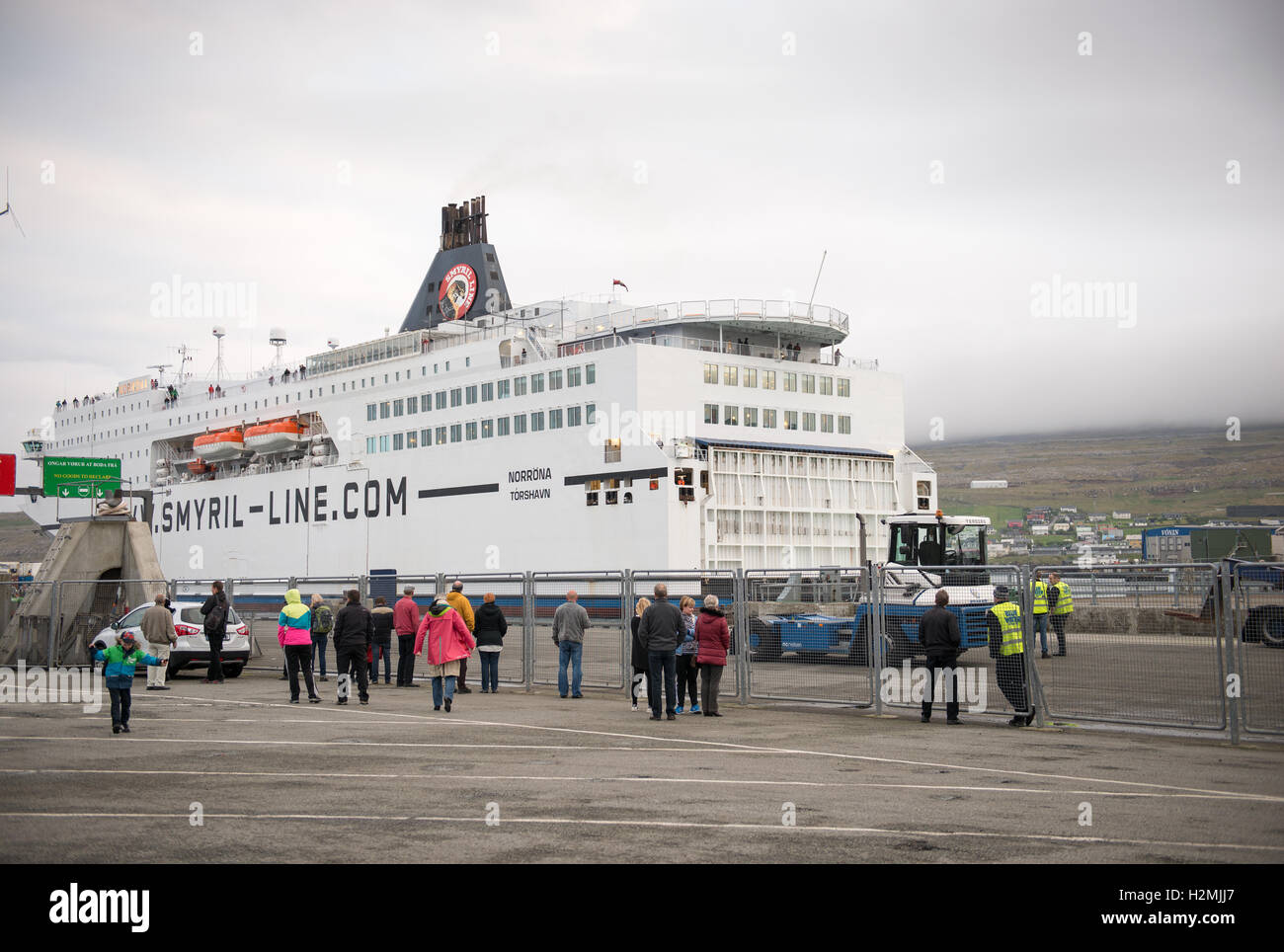 MS-Norröna in den Hafen von Torshavn auf den Färöer Inseln mit den Menschen vor dem Schiff Stockfoto