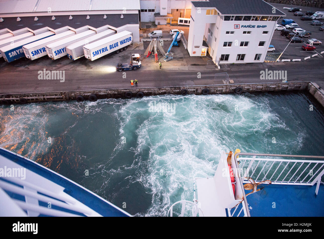 Großes Schiff verlässt den Hafen von Tórshavn in der Nacht Stockfoto