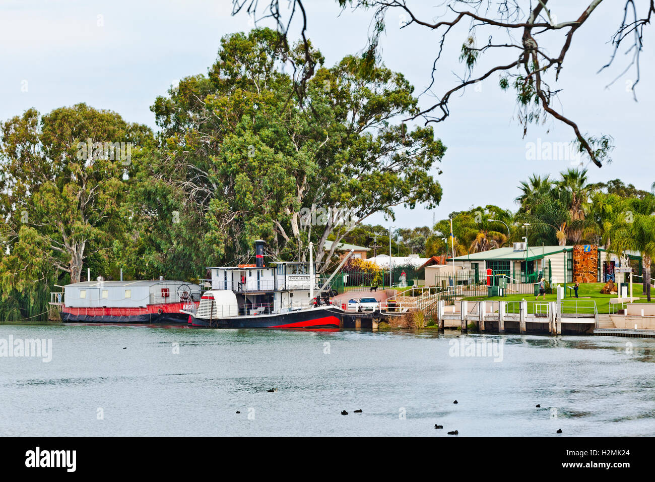 Renmark, South Australia, Ansicht der Raddampfer "Industrie" und das Schiff Argo in Renmark Visitor Information Centre Stockfoto