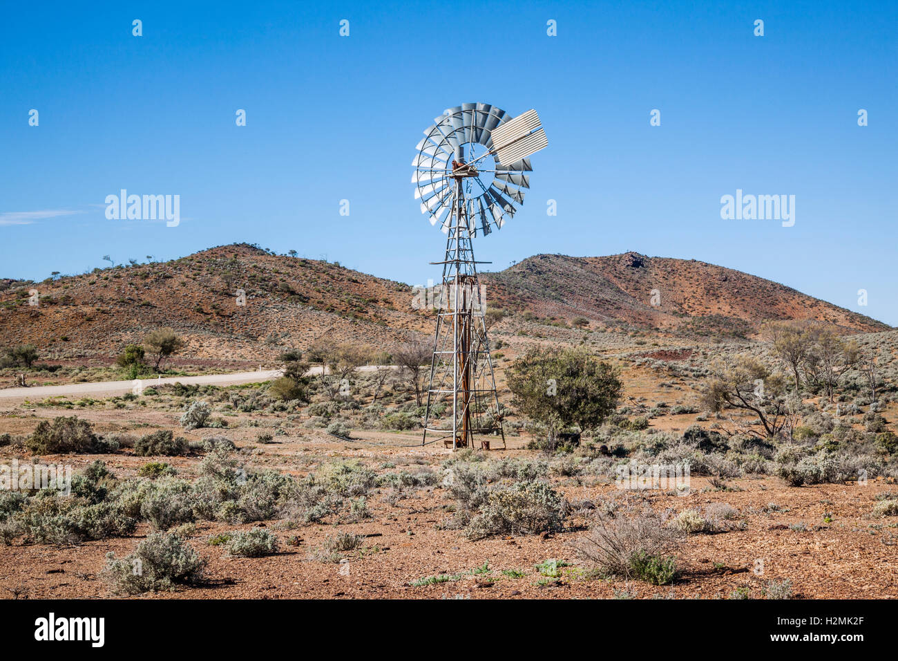 Windmühle in den Fuß Hügeln der Gammon Ranges, östlich von Copley, South Australia Stockfoto