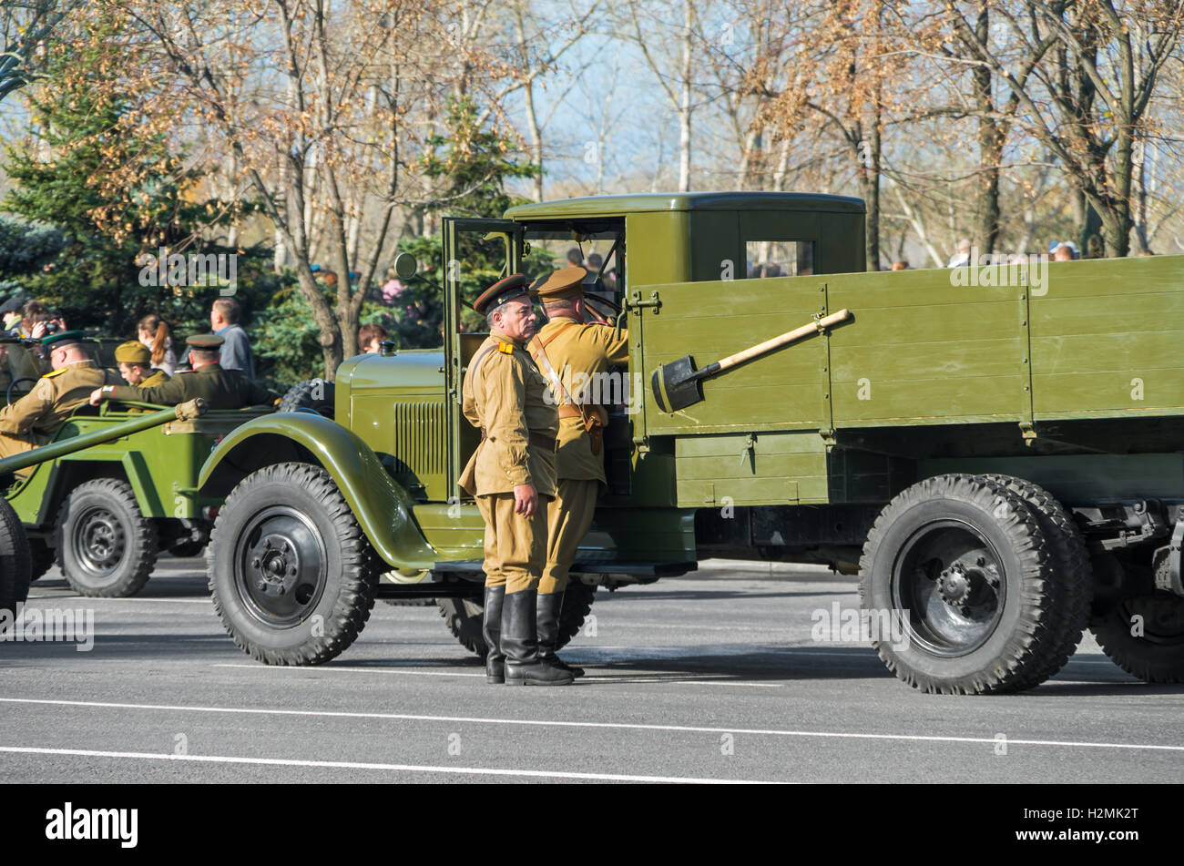 DNEPROPETROVSK, UKRAINE - 29. Oktober 2013: Wiederaufbau zwingen Dnepr Flusses 152 Guards Division 1943 Stockfoto