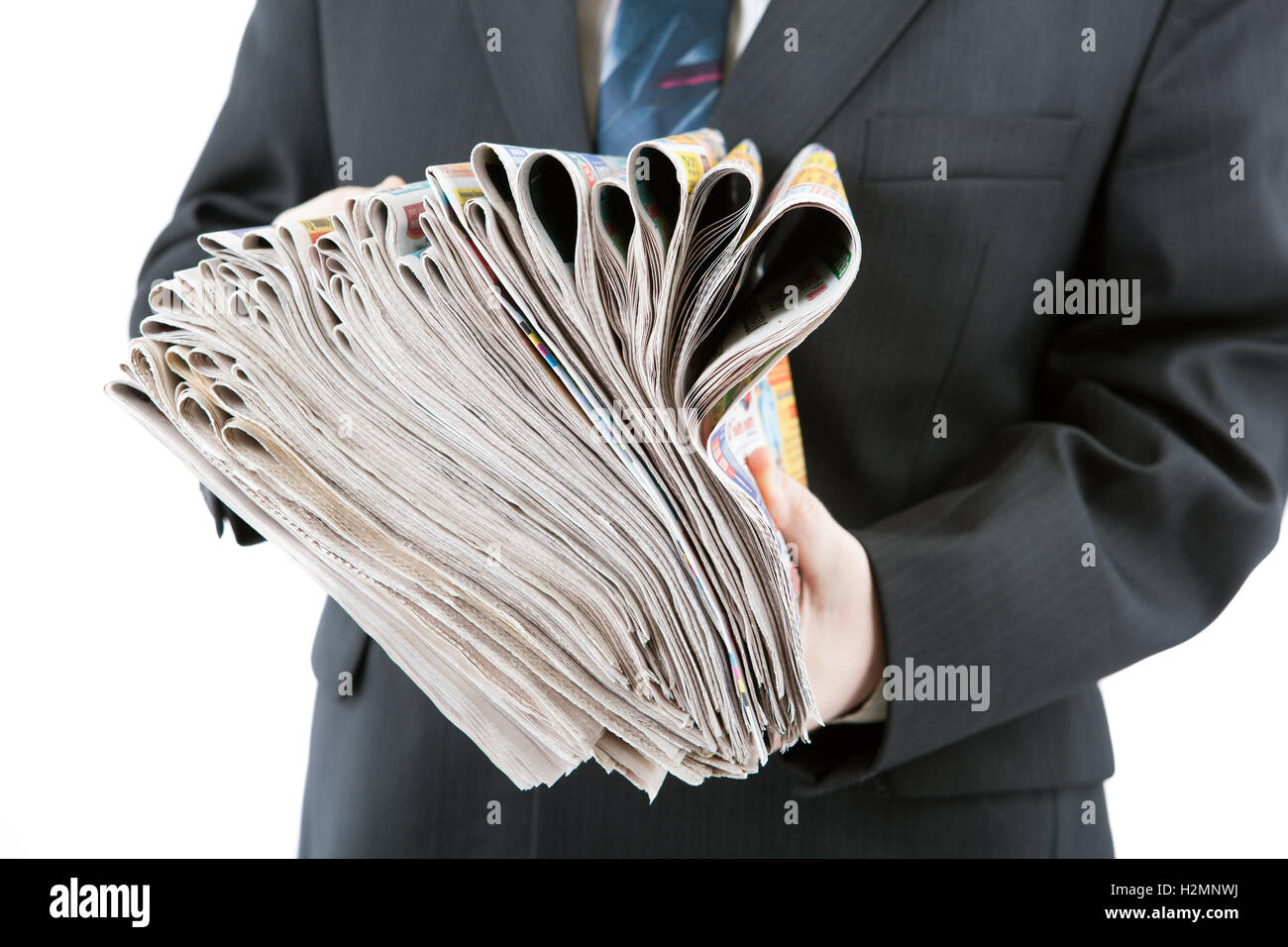 Hände des Mannes hält einen Stapel Zeitungen Stockfoto