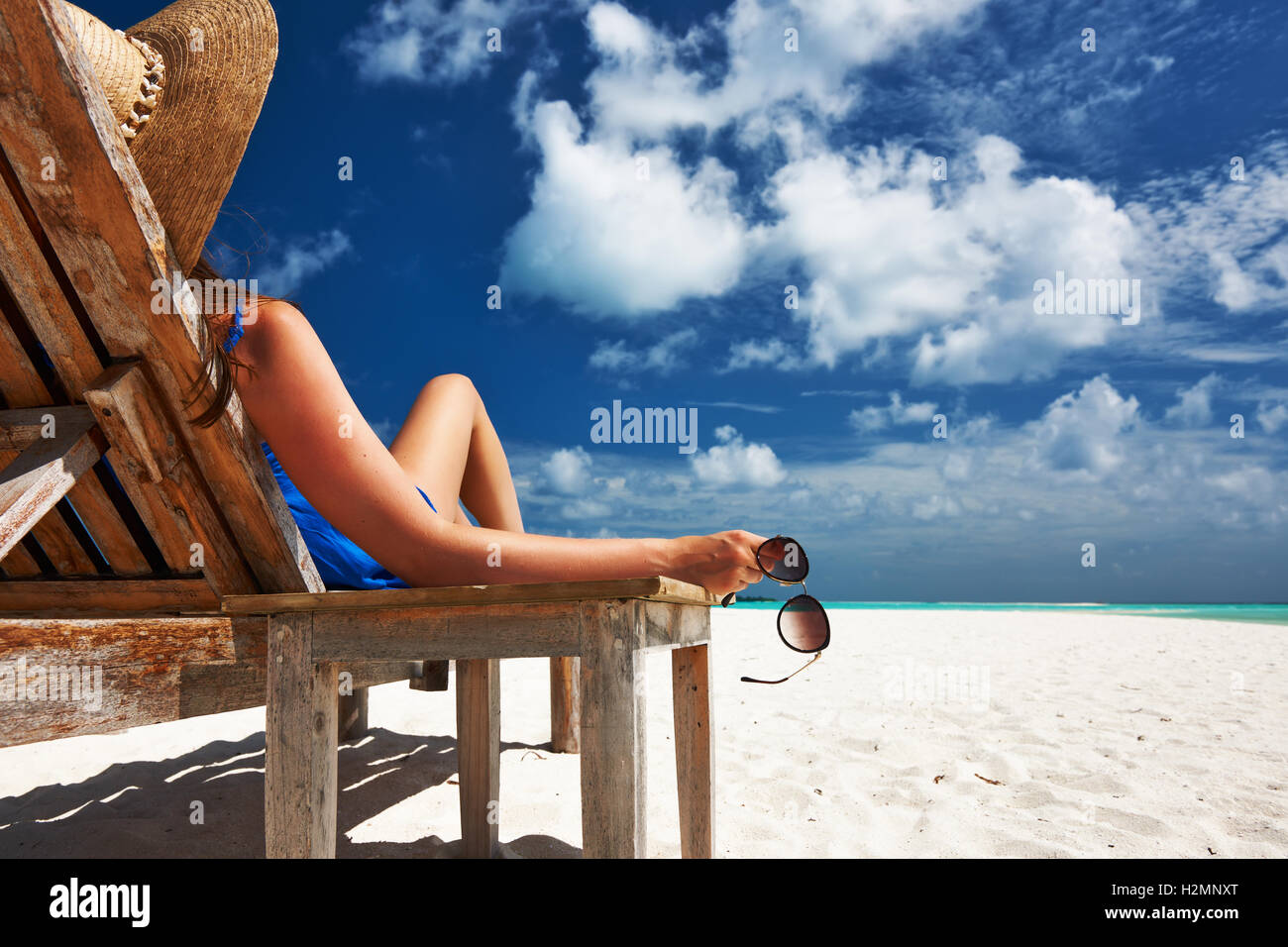 Frau am Strand mit Sonnenbrille Stockfoto