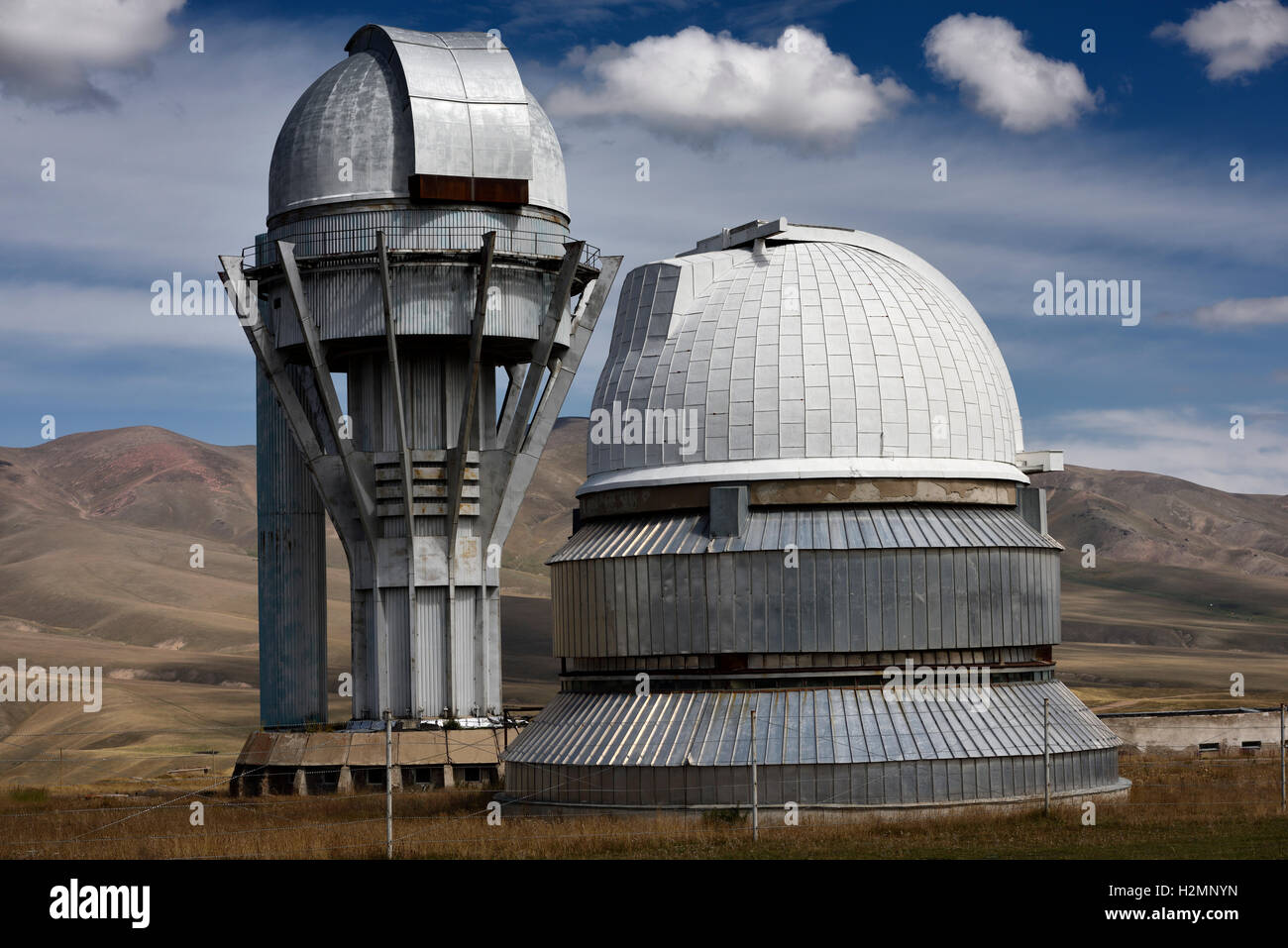 Kpl astronomisches Observatorium auf dem Berg-Plateau von Assy Turgen-Kasachstan Stockfoto