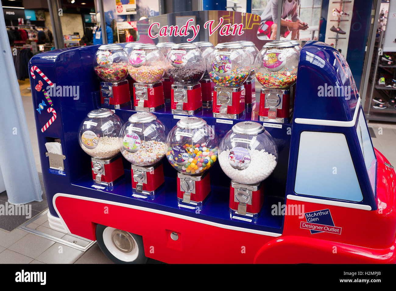 Ein Bonbon Automaten Punkt im Designer Outlet Shopping Center in Swindon UK Stockfoto