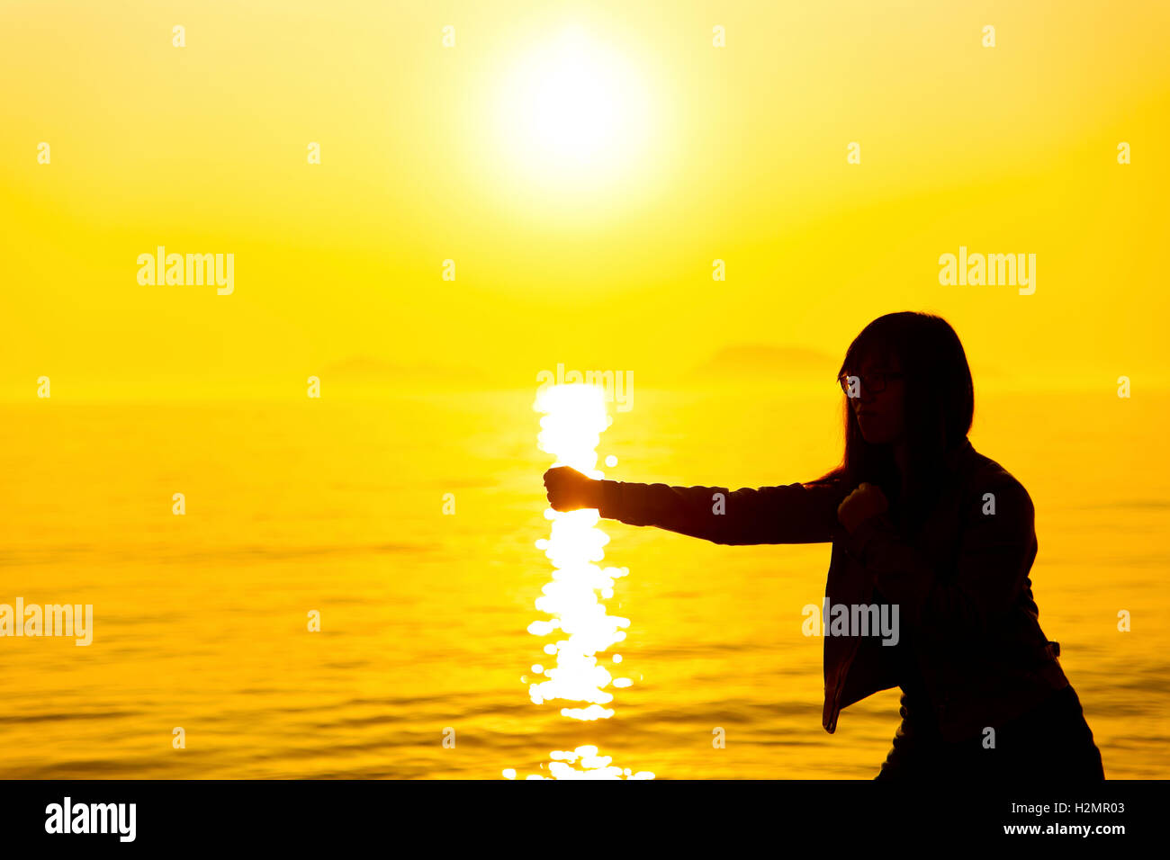 Silhouette der Boxen-Mädchens Ausübung bei Sonnenuntergang Stockfoto