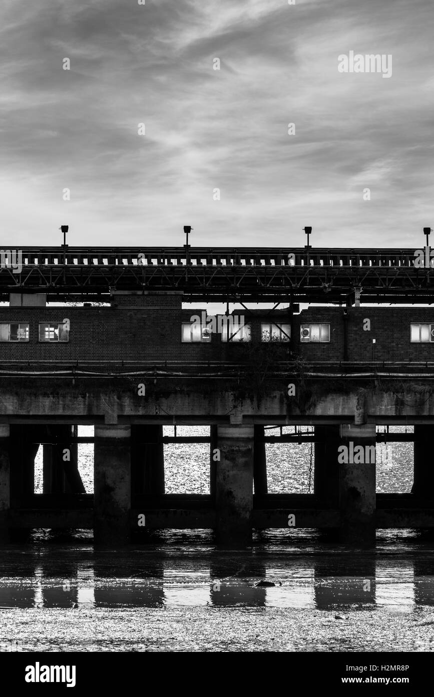 Einen schwarzen und weißen Schuss von der Anlegestelle in der stillgelegten Tilbury B "Kraftwerk" auf der Themse Stockfoto