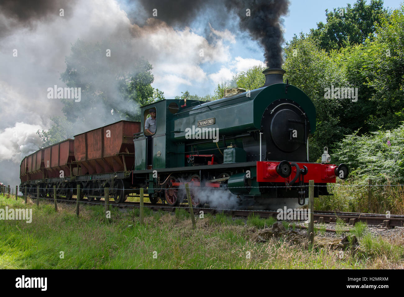 Steam Tank loco Cranford verlassen Foxfield Zeche mit einem kurzen Rechen der Hoppers. Stockfoto