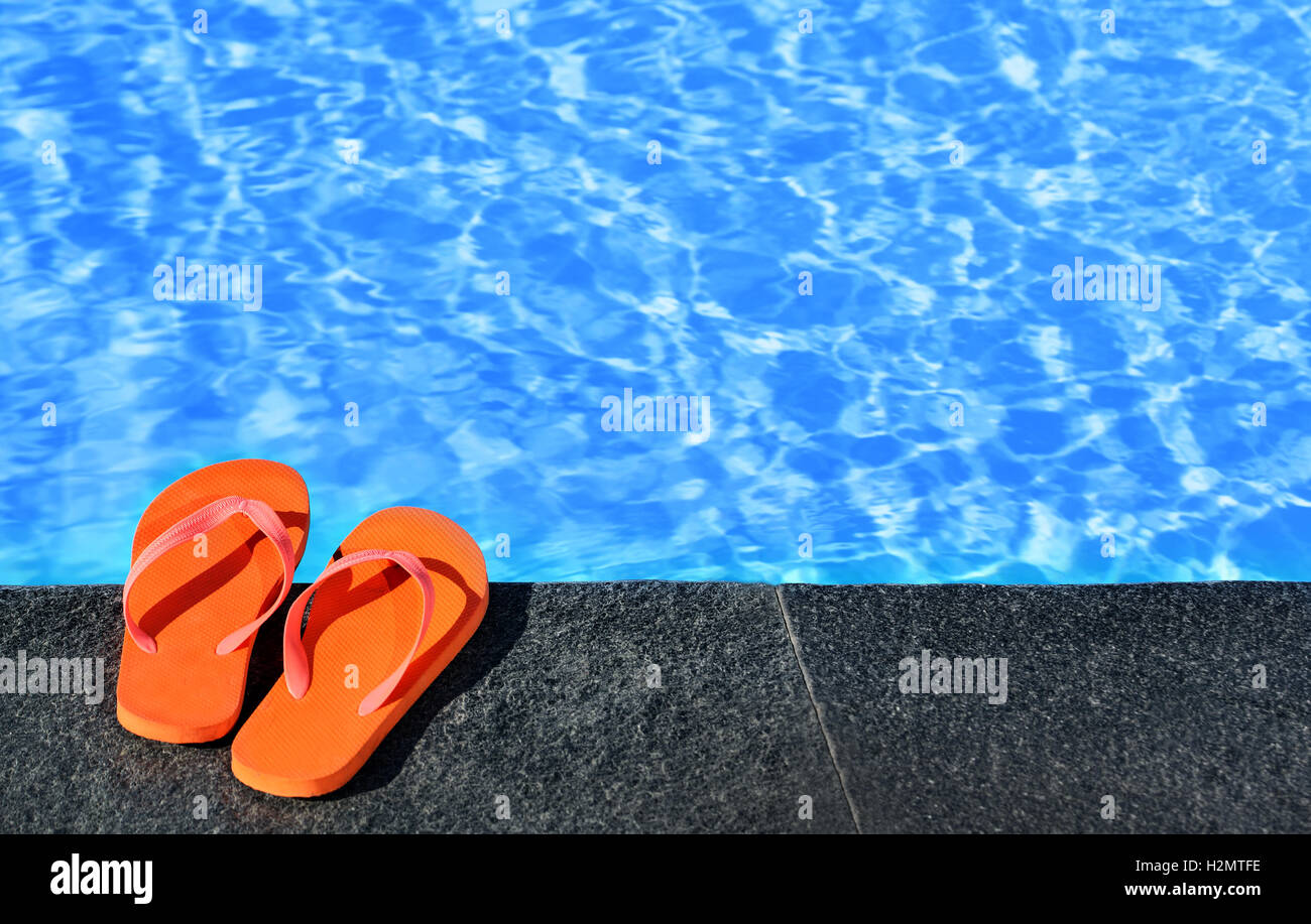 Sandalen von einem pool Stockfoto