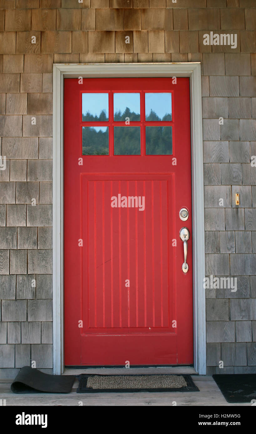 Rote Tür am Strandkabine, schütteln, Abstellgleis, Windows oben Tür, schöne Hardware am Türgriff, auffällig, entspannen, Stockfoto