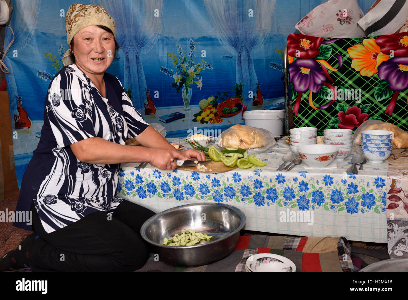 Kasachische Frau bereitet Mittagessen für die Gäste in einer Jurte auf dem Assy Plateau Kasachstan Stockfoto