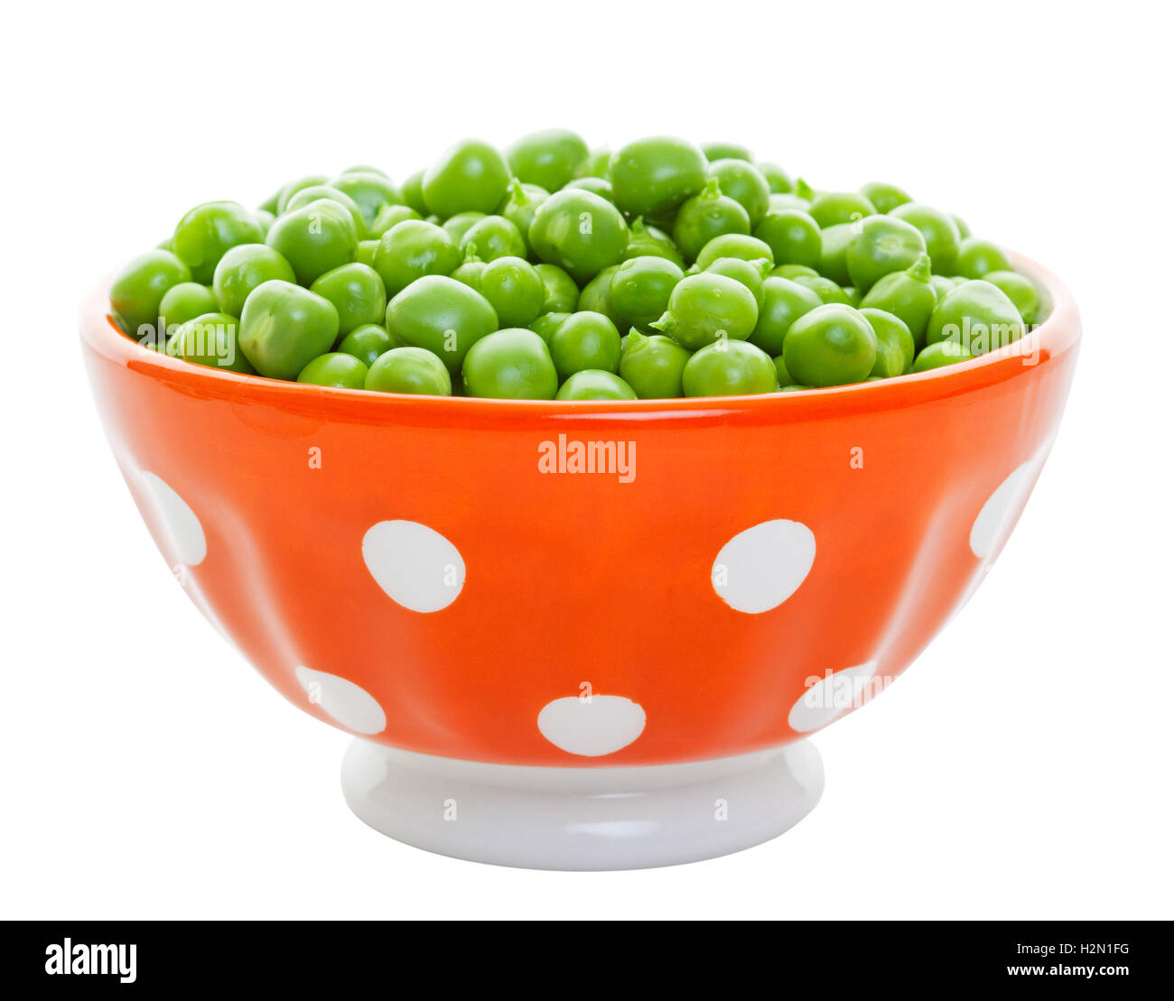 Frische Erbsen in eine Schüssel geben Stockfoto