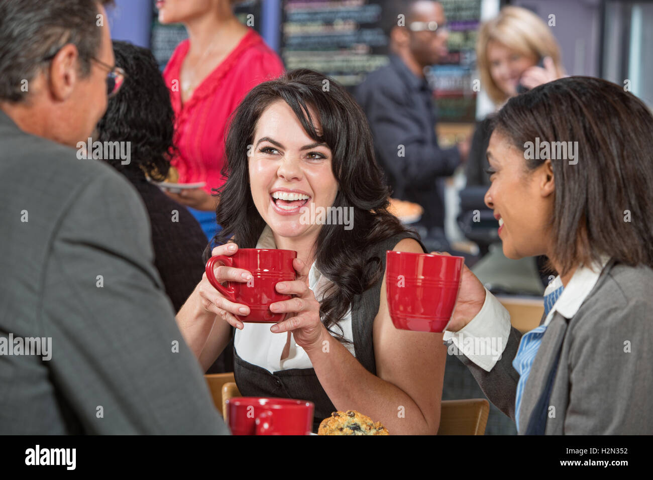 Lachende Frau im Cafe Stockfoto