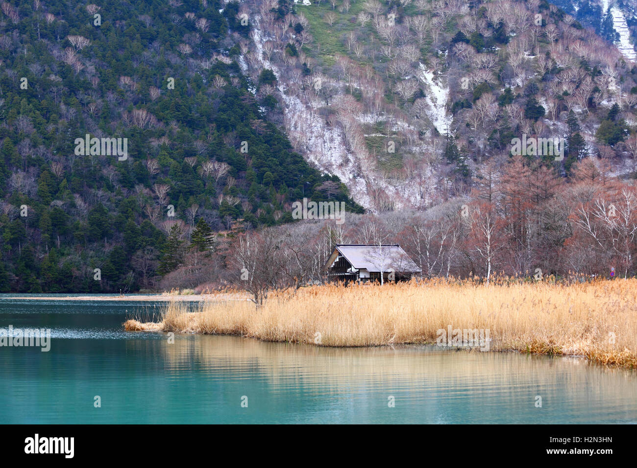 Schöner See mit Holzhaus Stockfoto