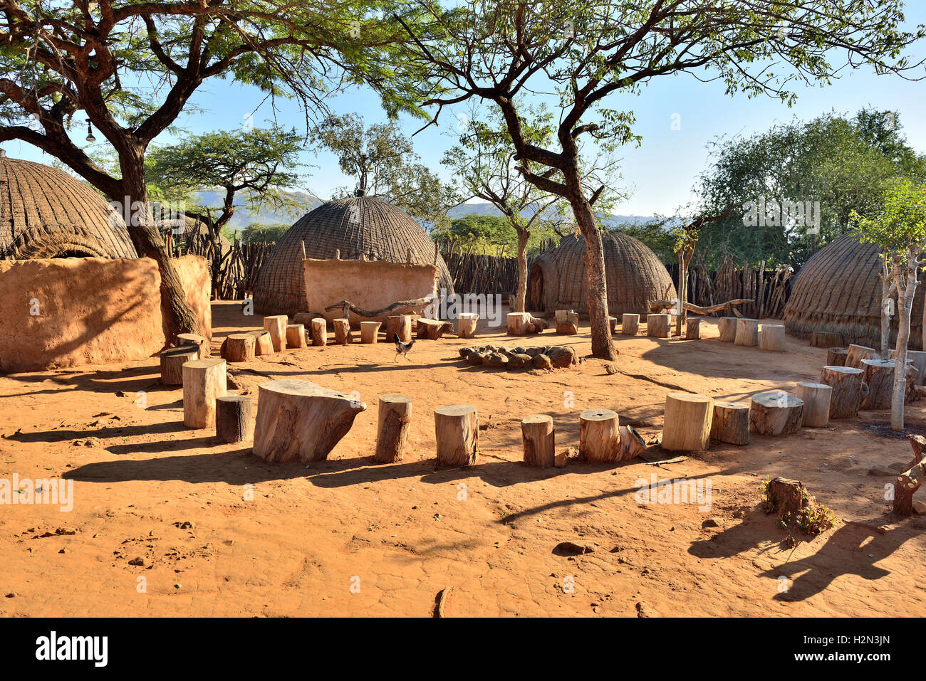 Traditionelle Zulu Dorf Einstellung für Aufführungen im Shakaland Cultural Village, Shakaland, Südafrika verwendet Stockfoto