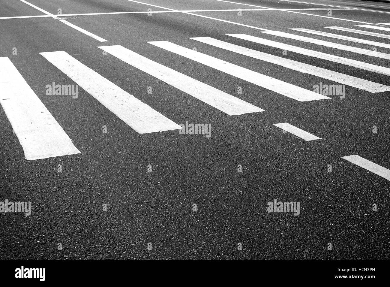 Fußgänger Croswallk Markierung auf der Straße Asphalt (Zebra) Stockfoto
