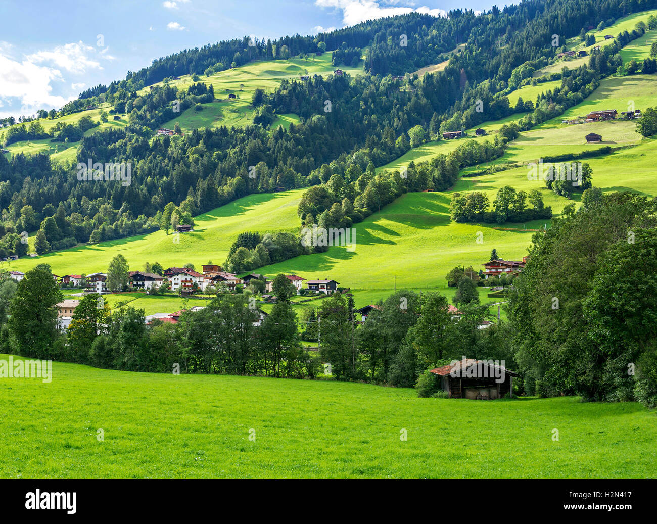 Dorf von Westendorf, Brixental Tal in den Tiroler Alpen, Österreich, Sommer und Winterlage für den Tourismus. Stockfoto