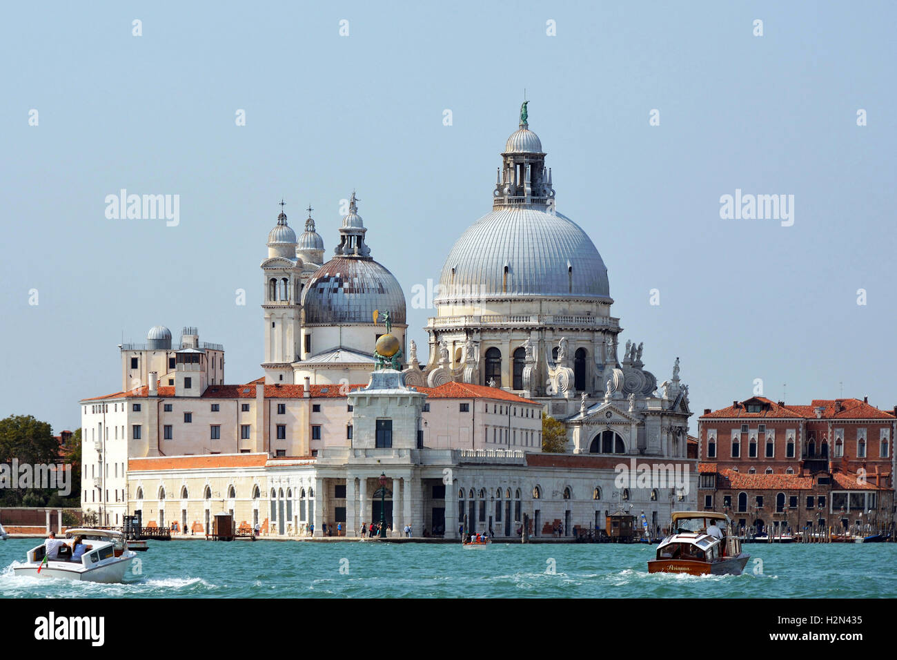 Basilika Santa Maria della Salute mit der Punta della Dogana von Venedig in Italien. Stockfoto