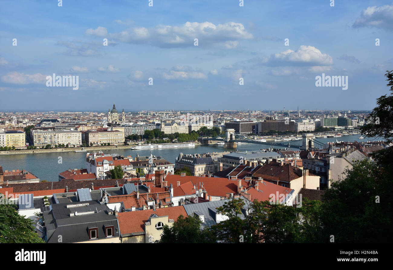 Budapest Zentrum Stadtpanorama mit der berühmten St.-Stephans-Basilika, die Kettenbrücke und die Donau Stockfoto