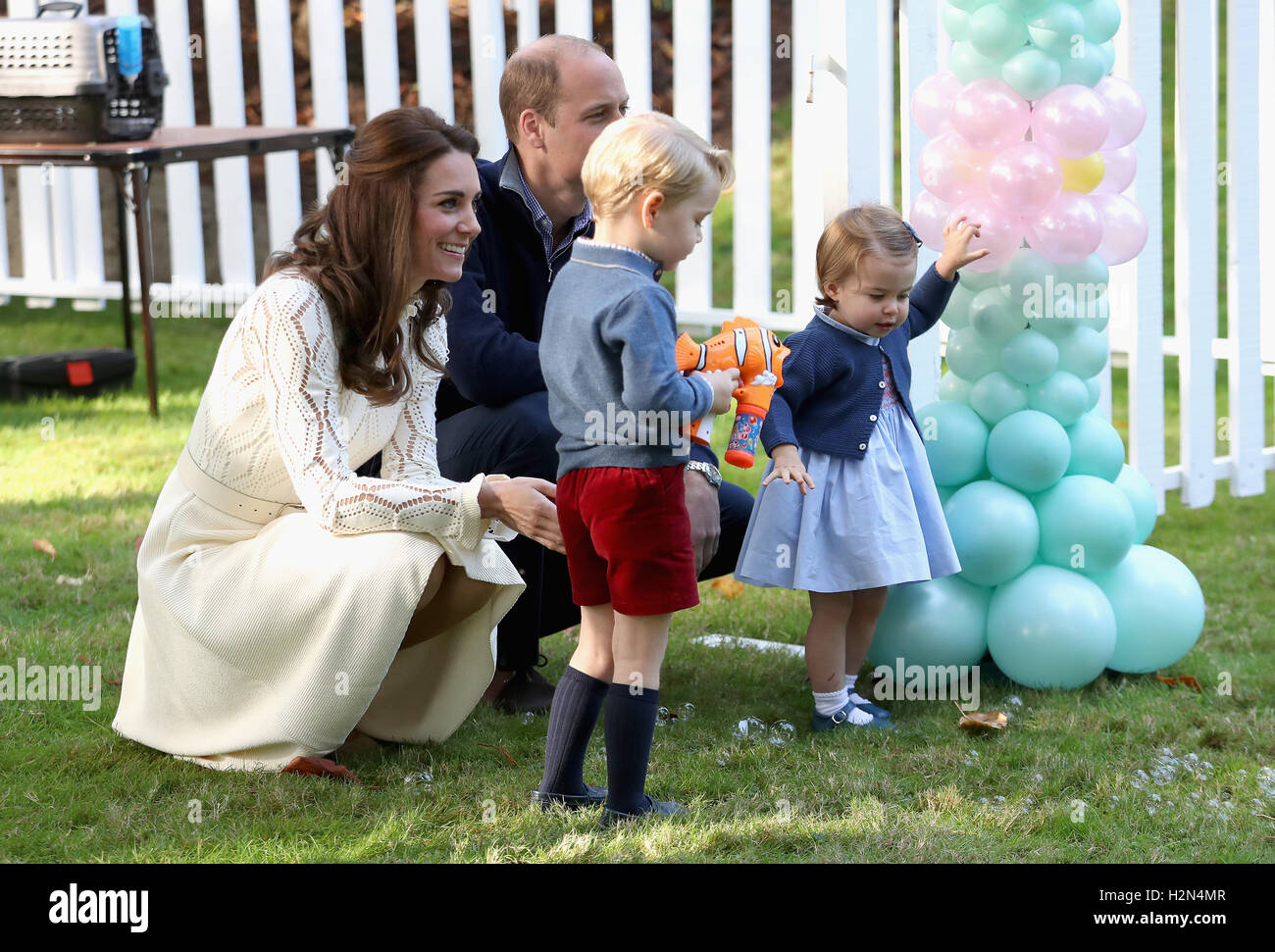 Der Herzog und die Herzogin von Cambridge mit ihren Kindern Prinz Georg und Prinzessin Charlotte auf ein Kinderfest für Soldaten und deren Angehörige am Government House in Victoria während der Royal Tour of Canada. Stockfoto