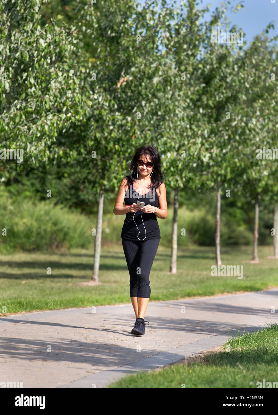 Asiatisch-amerikanische Frau zu Fuß auf einem Pfad Stockfoto