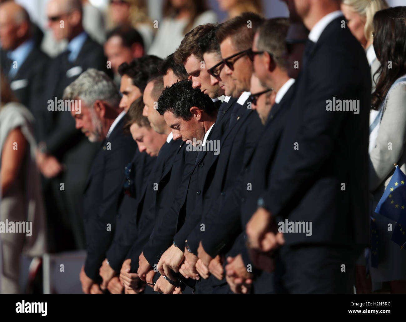 Team Europe beugen ihre Häupter in Erinnerung an die verstorbenen Arnold Palmer während der Eröffnungsfeier für den 41. Ryder Cup Hazeltine National Golf Club in Chaska, Minnesota, USA. Stockfoto