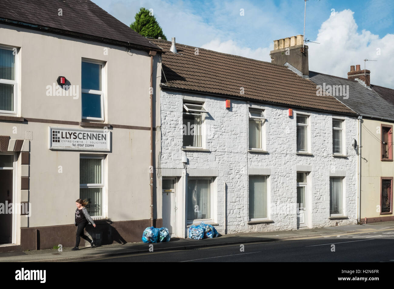 Sonnigen blauen Himmel Tag mit Stadthäuser auf dem Land im Zentrum, Zentrum von Carmarthen, Carmarthenshire, West Wales,U.K. Stockfoto