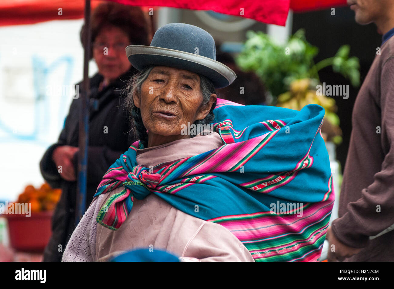 Eine indigene Straßenhändler in der Avenida Illampu Gegend von La Paz Stockfoto