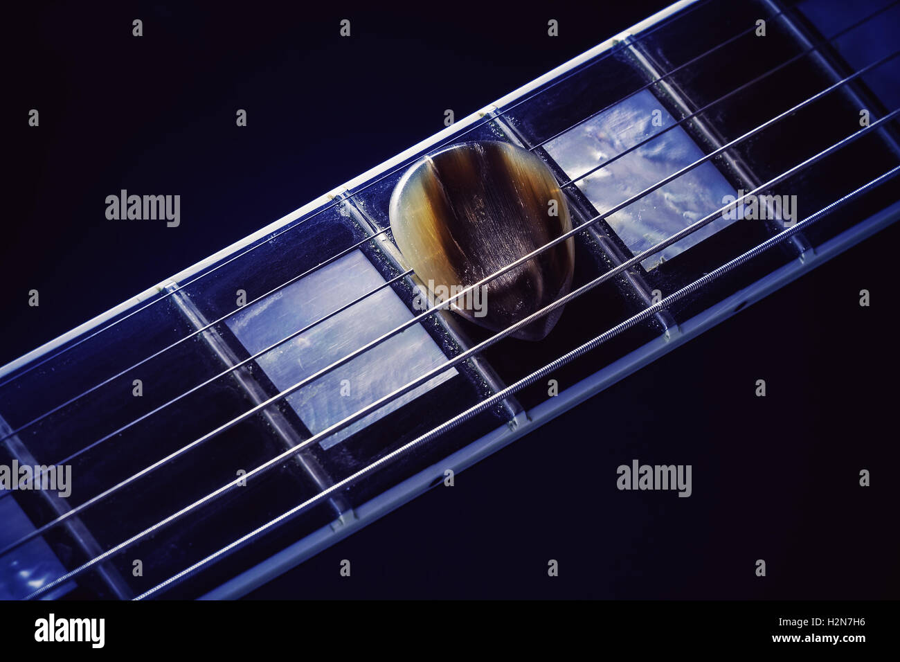 Griffbrett einer e-Gitarre, Schwerpunkt Horn wählen zwischen Schnur. Stockfoto