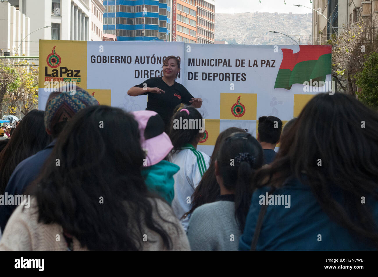 Gemeinschaft Fitness-Aktivitäten am jährlichen Tag des Fußgängers in La Paz, Bolivien, mit Autoverkehr verboten. Stockfoto