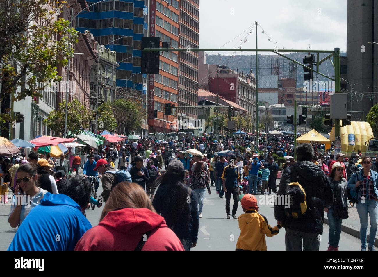 Jährlichen Tag des Fußgängers in La Paz, Bolivien, mit allen motorisierten Verkehr gesperrt. Stockfoto