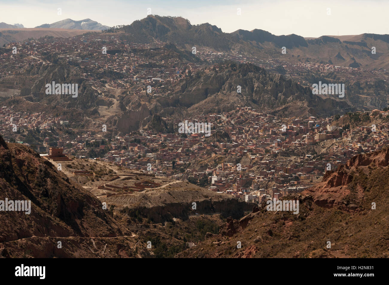 Panorama von der Stadt La Paz, die über eine Schlucht oder Quebrada im Altiplano von Bolivien verbreitet. Stockfoto