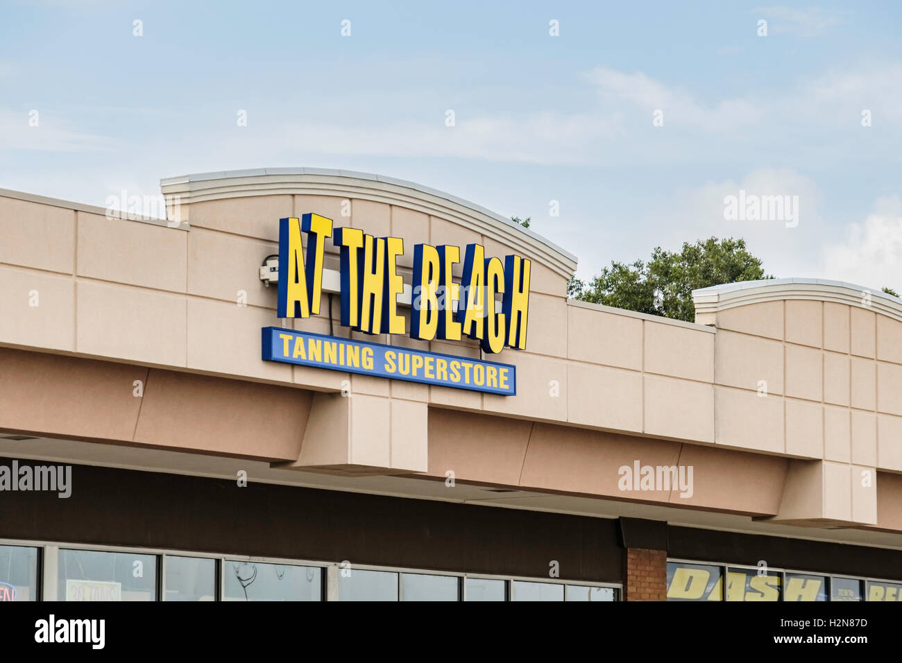 Das äußere Logo und Wappen At The Beach, ein Solarium Superstore am 2108 SW 74, Oklahoma City, Oklahoma, USA. Stockfoto