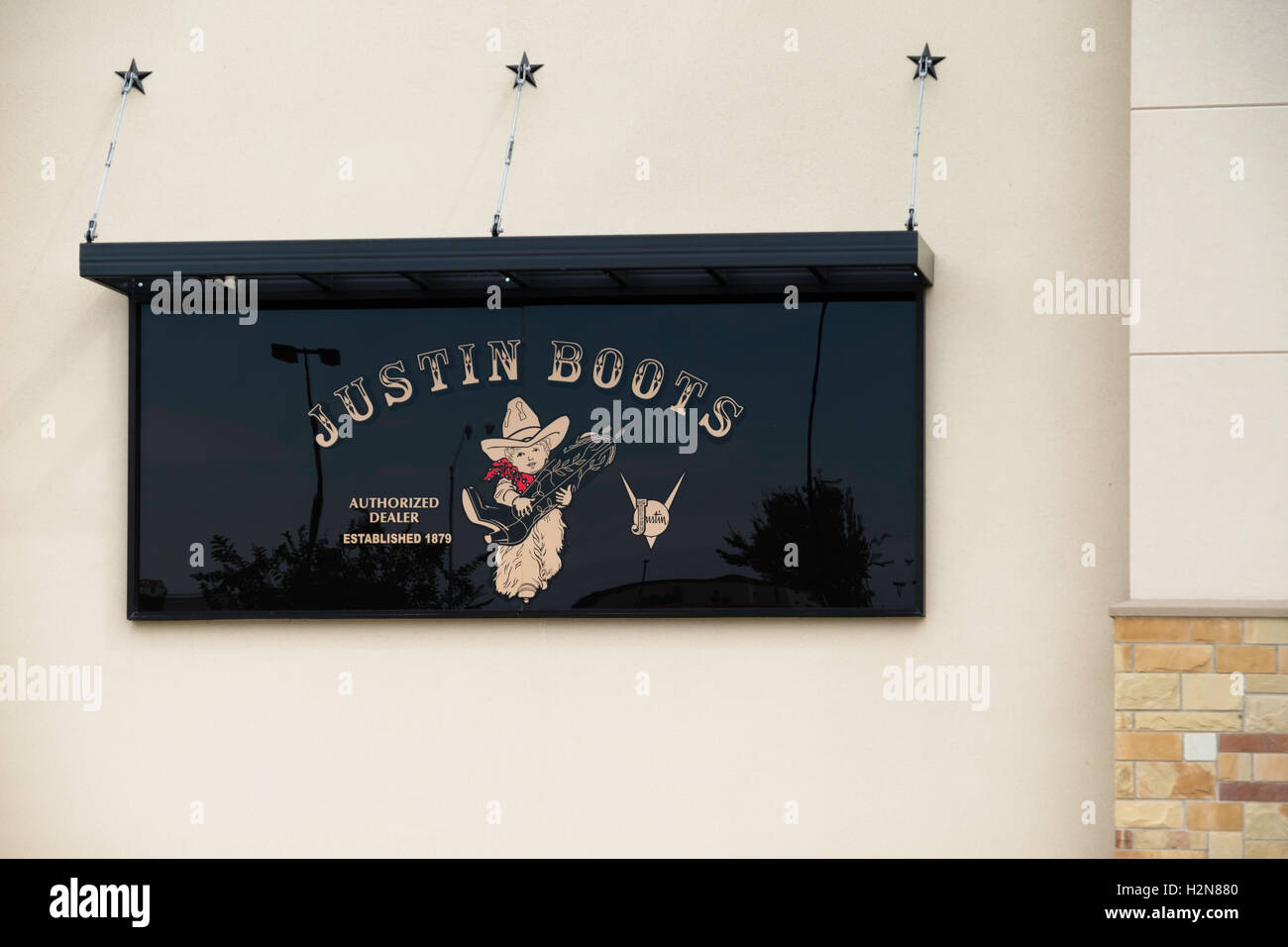 Ein Zeichen Werbung Justin Stiefel in der Storefront Cavenders westlichen Ausstatter in Oklahoma City, Oklahoma, USA. Stockfoto