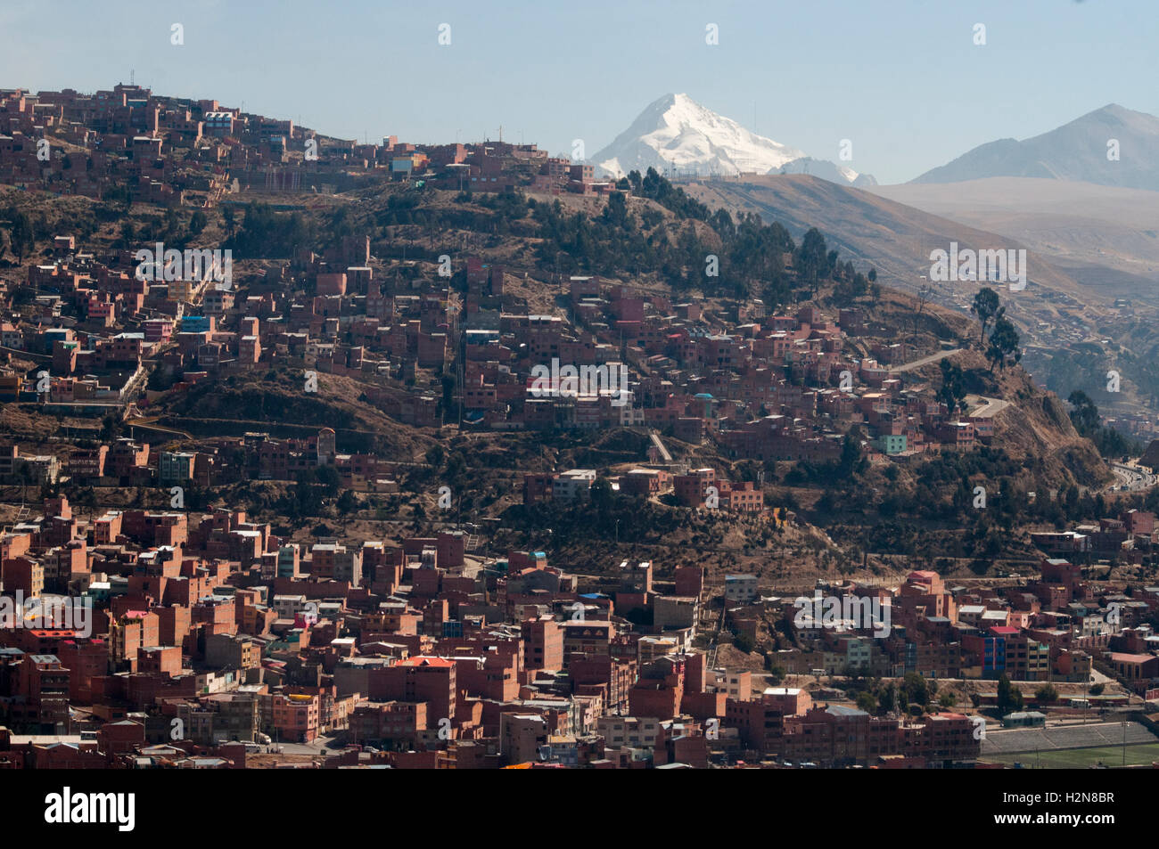 Huayna Potosi, 6088m überragt ein Panorama von La Paz aus dem Mi Teleferico Seilbahn Netzwerk gesehen Stockfoto