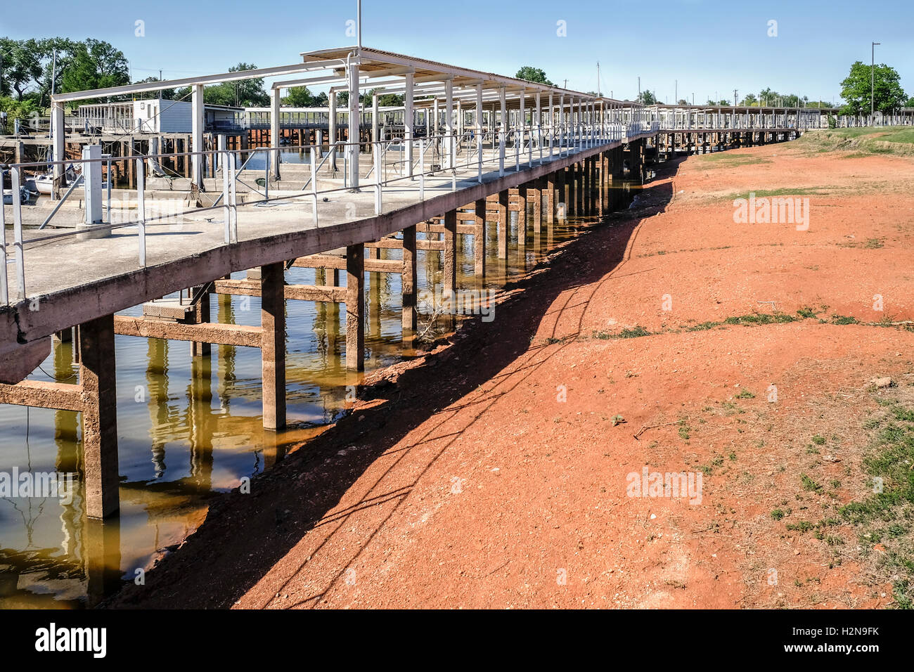 Am See Hefner in Oklahoma City, Oklahoma, USA, eine schwere Dürre im Jahr 2014 hat See Ebenen und Links Boote nicht Dock in der Marina abgesenkt. Stockfoto