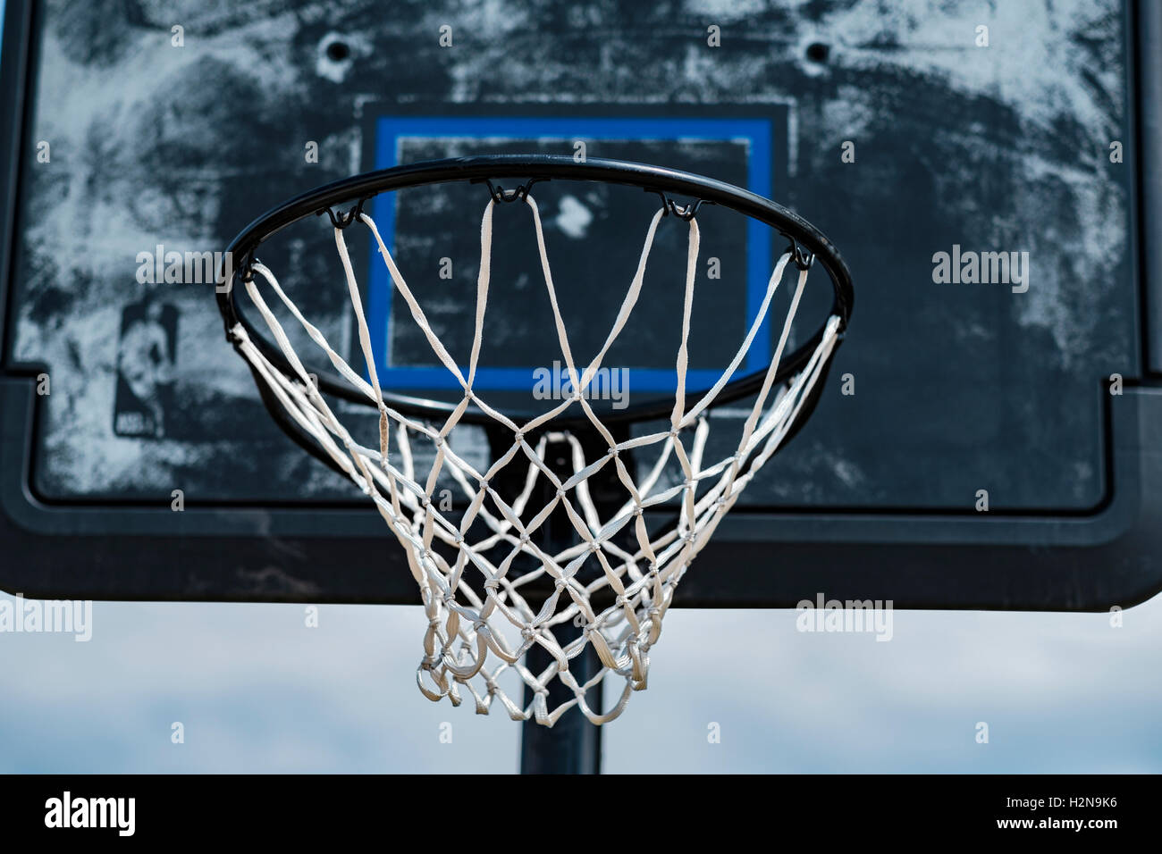 Eine Nahaufnahme von einem Basketballkorb auf dem Hof einer Nachbarschaft zu Hause in Oklahoma City, Oklahoma, USA. Stockfoto