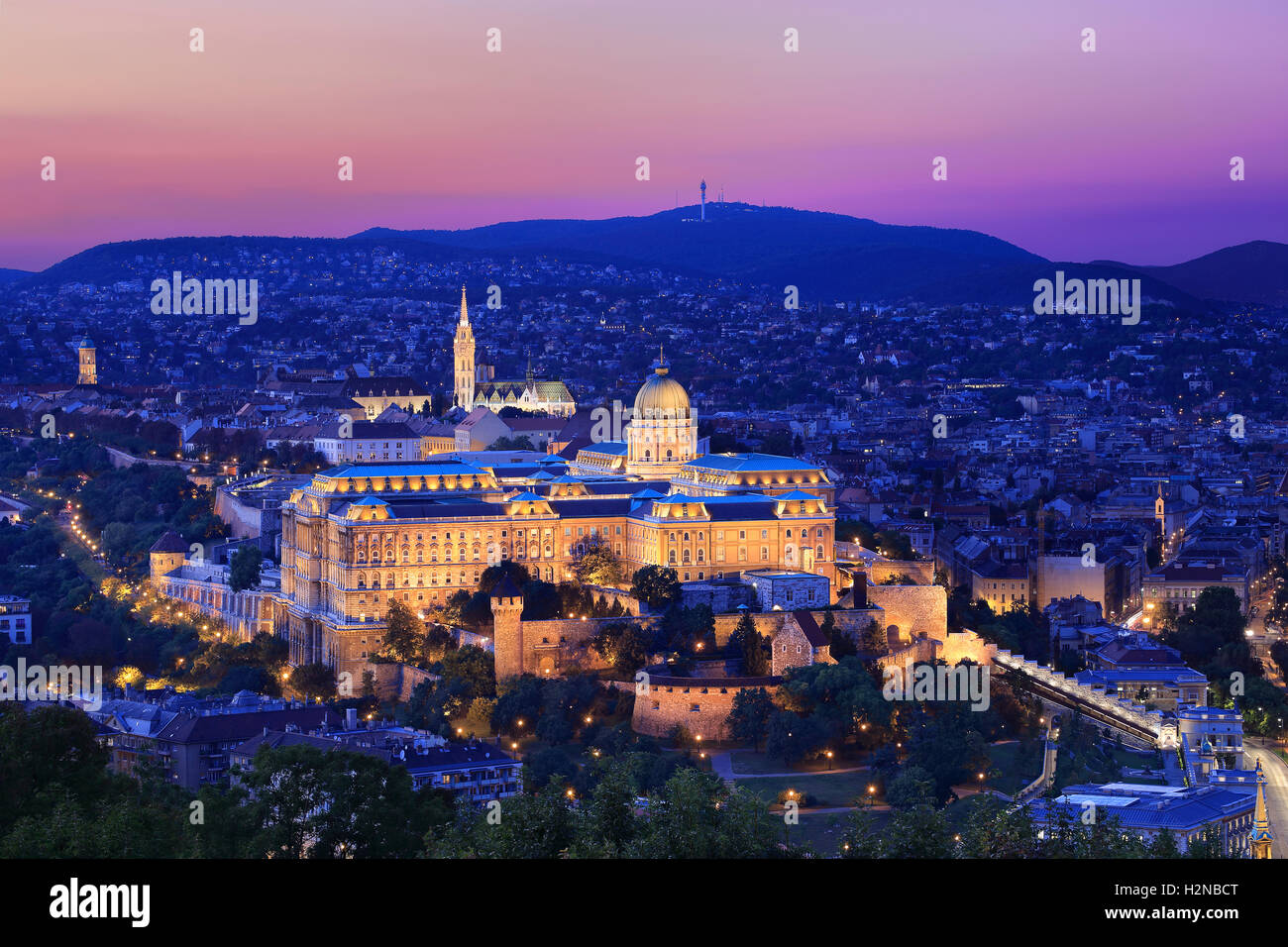 Die beleuchtete Burg Buda bei Sonnenuntergang in Budapest, Ungarn, das UNESCO-Welterbe gehört. Auch als Königsschloss und Königspalast. Stockfoto