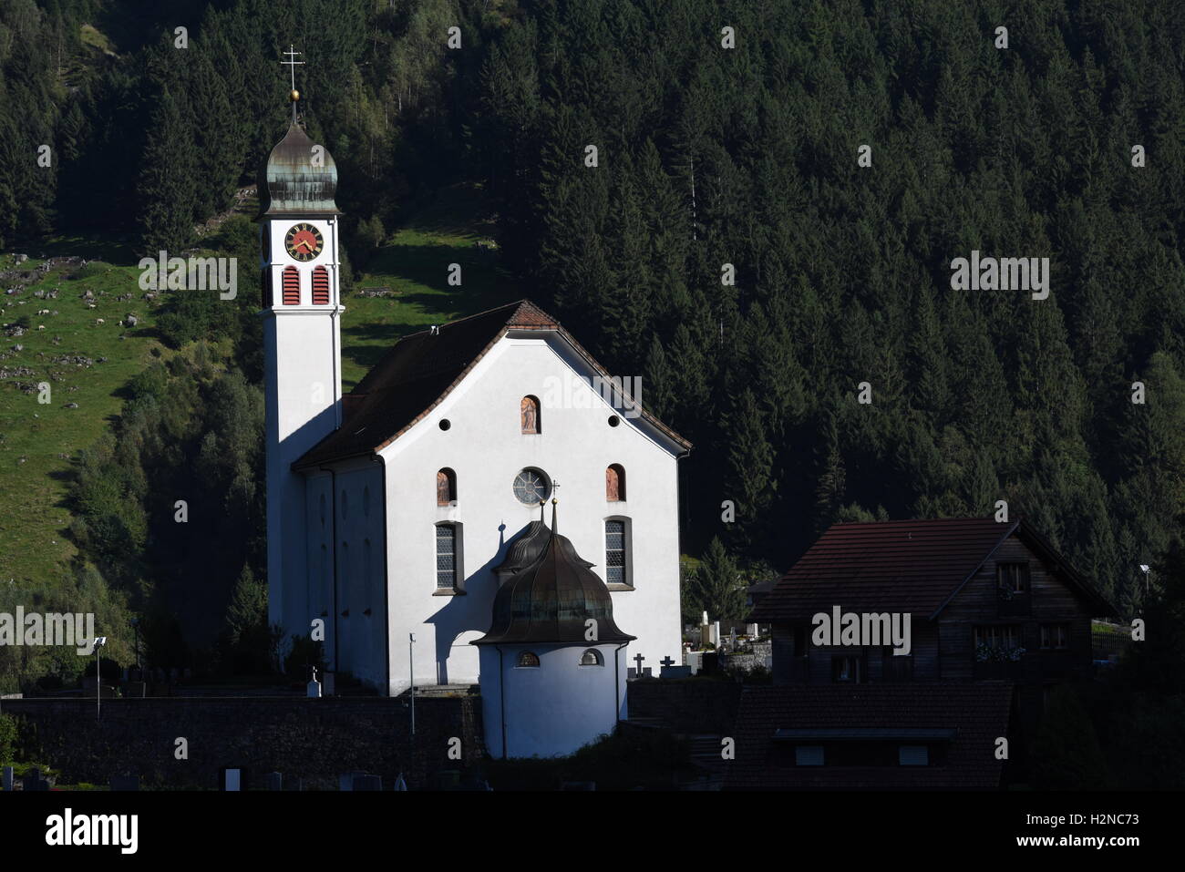 sch-ne-kirche-von-wassen-in-den-schweizer-alpen-stockfotografie-alamy