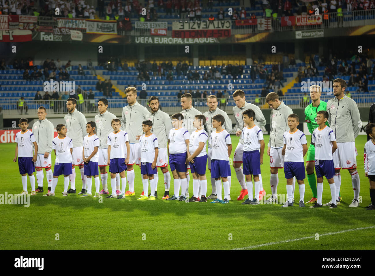 Baku, Aserbaidschan. 29. Sep, 2016. Gesamtansicht des FSV Mainz 05 team Schlange vor dem Start der UEFA Europa League-Spiel zwischen Gabala und Mainz Stadium 8km am 29. September 2016 in Baku, Aserbaidschan. © Aziz Karimow/Pacific Press/Alamy Live-Nachrichten Stockfoto