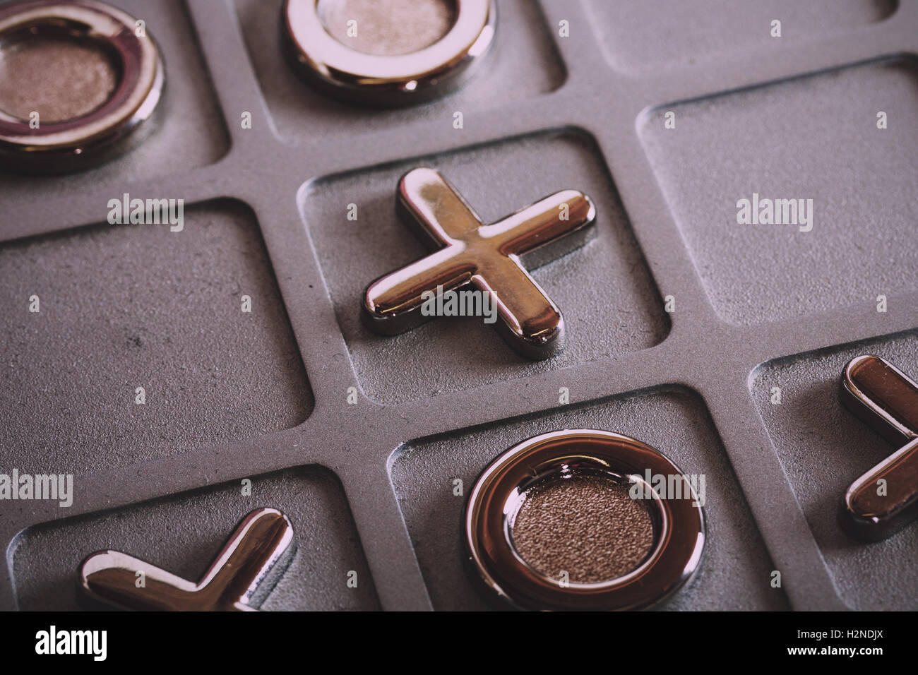 Nahaufnahme von einem Metall Tic tac Toe Board Vintage Retro-Filter. Stockfoto