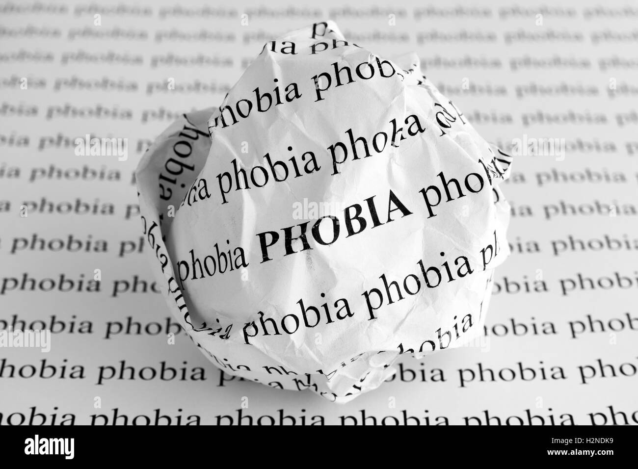 Zerknittertes Papierkugel mit Worten Phobie. Schwarz und weiß. Stockfoto